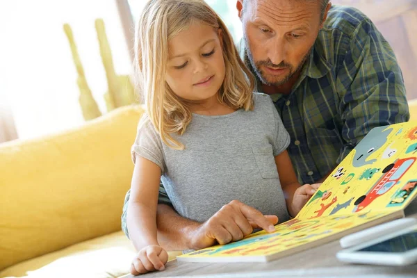 Vader en kind lezen — Stockfoto