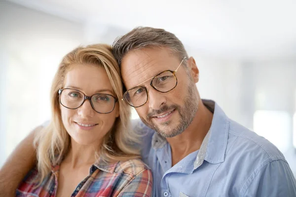Пара носіння окулярів — стокове фото