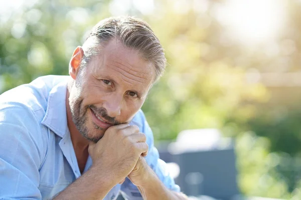 Portret Van Een Volwassen Man Ontspannen Buiten Glimlachen — Stockfoto