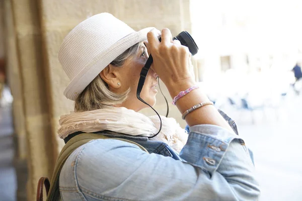 Mujer mayor tomando fotos — Foto de Stock
