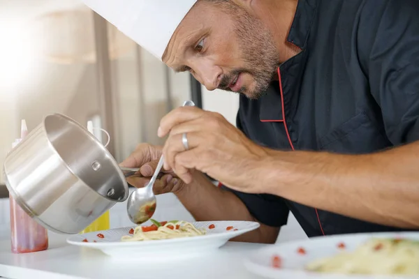 Chef bereitet spezielle Nudelgerichte zu — Stockfoto