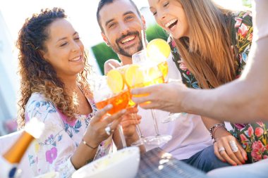  içecekler ile neşelenmeye arkadaşlar