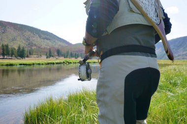 Sinek balıkçı Madison nehirde balık tutma