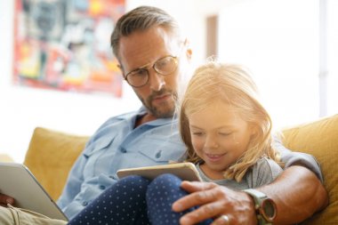 Baba ve tablet kullanma ile kız