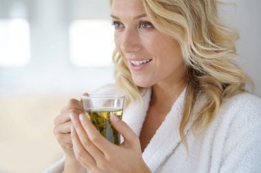 infüzyon içme bornoz kadında