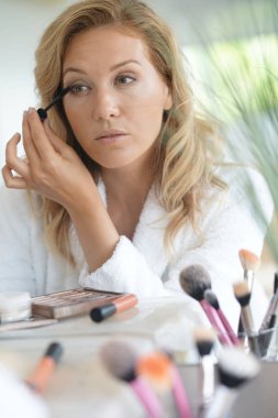 Maskarayı Uygulayan Kadın