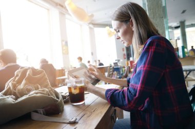  dijital tablet kullanan kadın