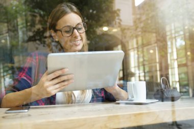 Dijital tablet ile bağlı kız