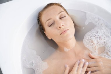  Banyo 'da Dinlenen Kadın