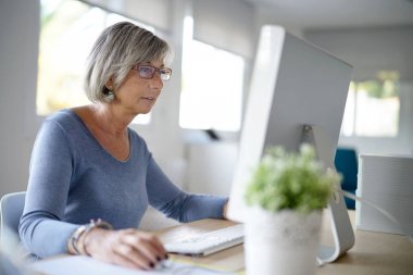  Ofiste çalışan kadın.