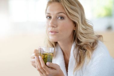 infüzyon içme bornoz kadında