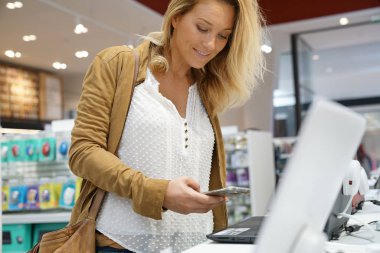 Multimedya deposunda kadın