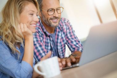  dizüstü bilgisayar ile bağlı çift