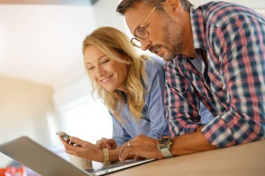  dizüstü bilgisayar ile bağlı çift