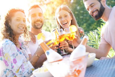  içecekler ile neşelenmeye arkadaşlar