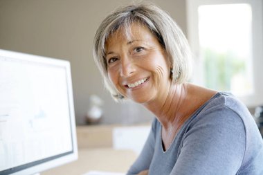  masaüstünde çalışan iş kadını