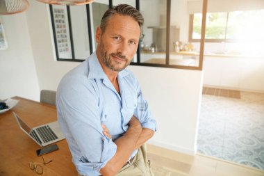 Olgun adam evde duran bir