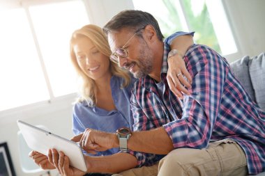 Olgun çift internet üzerinden satın alma