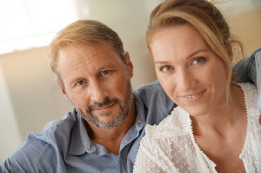 Olgun çift evde rahatlatıcı