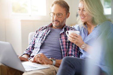 Olgun çift internet üzerinden bağlı 