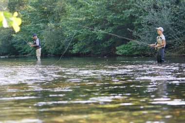 Genç çocuk sineği nehirde balık