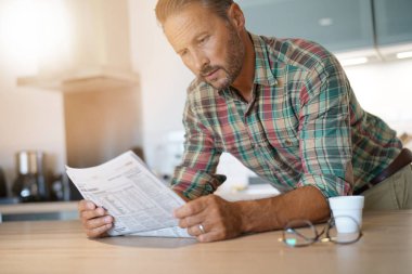  Olgun erkek kahve içme 