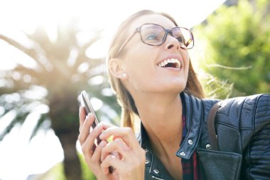  smartphone kullanarak kasabanın kızı