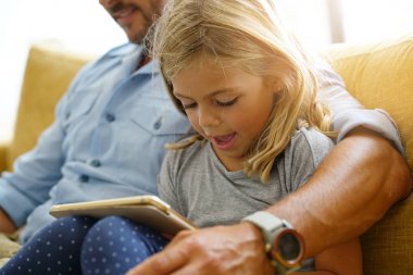 Baba ve tablet kullanma ile kız