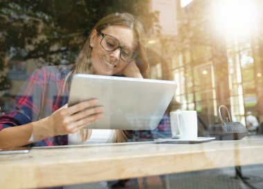 Dijital tablet ile bağlı kız