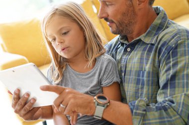 Baba ile kız tablete bağlı