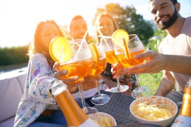  içecekler ile neşelenmeye arkadaşlar