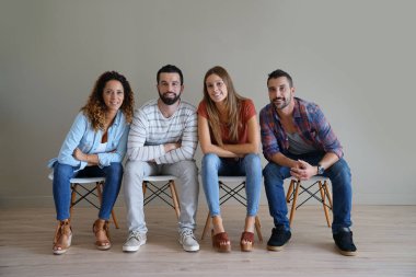 Bir grup genç insan oturuyor 