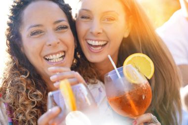  kız yaz partide eğleniyor