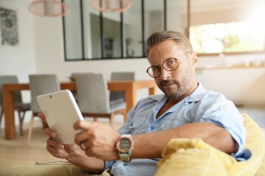 Tablet ile bağlı adam 