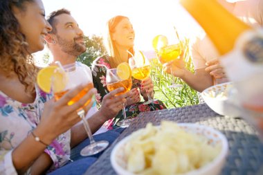  içecekler ile neşelenmeye arkadaşlar