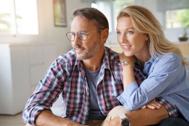  Çift evde dinleniyor.