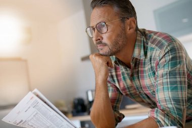 adam evde Gazete okurken