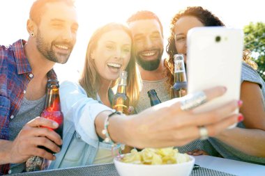 arkadaşlar eğlenmeye selfie fotoğraf çekmek