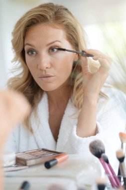 Maskarayı Uygulayan Kadın