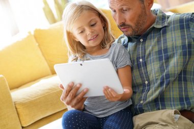 Baba ile kız tablete bağlı