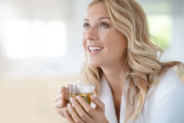 infüzyon içme bornoz kadında