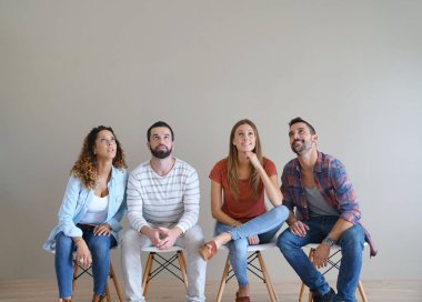 Sandalye üzerinde oturan ve bakılması, izole genç yetişkinler