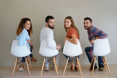 Bir grup genç insan oturuyor 