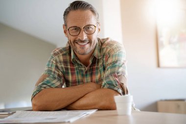 adam evde Gazete okurken