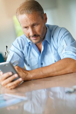 Olgun adam mesaj smartphone üzerinde seyir düşünceli olmak 