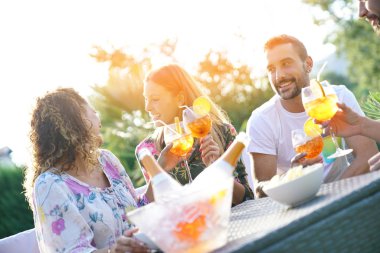arkadaşlar yaz kokteylleri ile tezahürat
