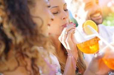  kız yaz partide eğleniyor