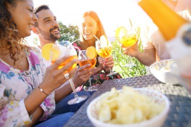  içecekler ile neşelenmeye arkadaşlar