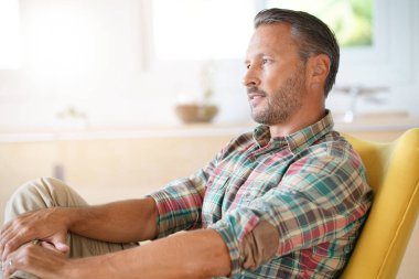 evde rahatlatıcı yakışıklı olgun adam