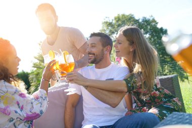  içecekler ile neşelenmeye arkadaşlar